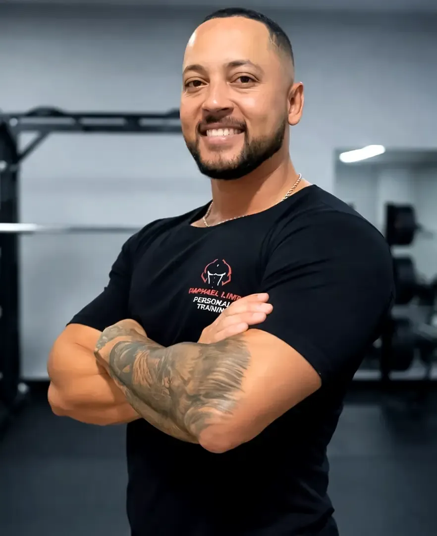 Raphael Lima, personal trainer em Anápolis, de braços cruzados na academia